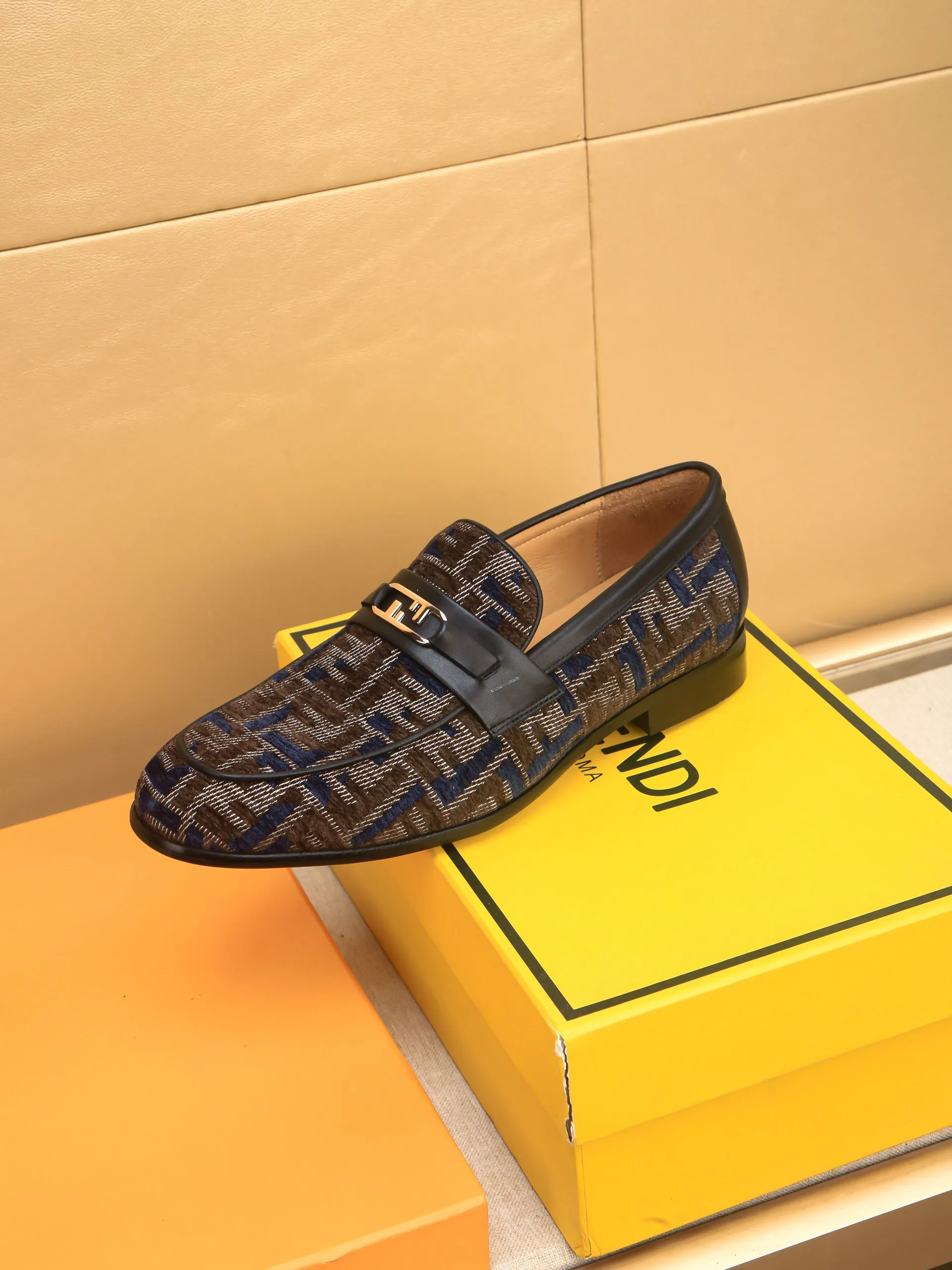 Men's shoes💰460 🕷🕷【FENDI】The latest men's formal leather shoes🇨🇳Classic series not to be missed💯The first layer is made of imported first-layer cowhide☘Original quality, the leather is smooth and delicate🎋Awesome version, perfect streamlined outline🍇🐮Leather lining, code number 39-44...(customized at 38.45.46.47)